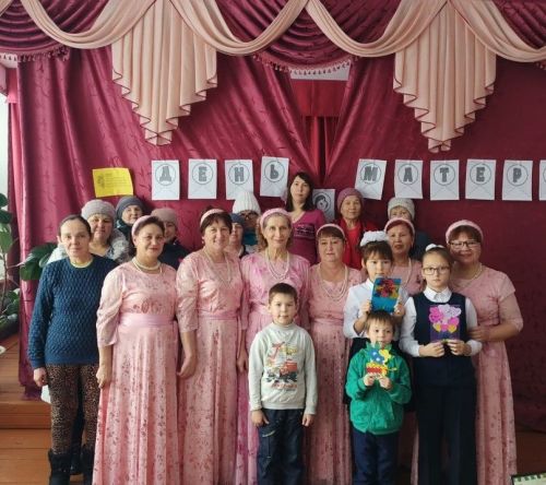 В Вишнево-Полянском сельском клубе поздравили мам праздничным концертом