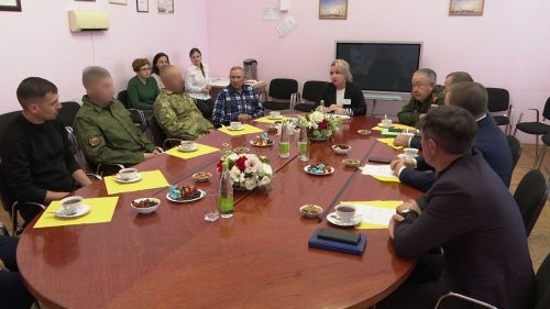 Дамир Ишкинеев встретился с мобилизованными нурлатцами, приехавшими из зоны СВО