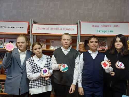 В Тюрсовхозской сельской библиотеке состоялся мастер-класс «Национальные мотивы»