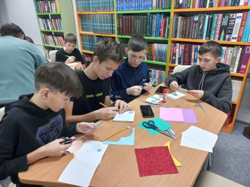 Школьники Нурлата подготовили новогодние открытки для участников СВО