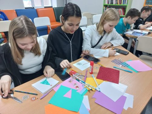 Школьники Нурлата подготовили новогодние открытки для участников СВО