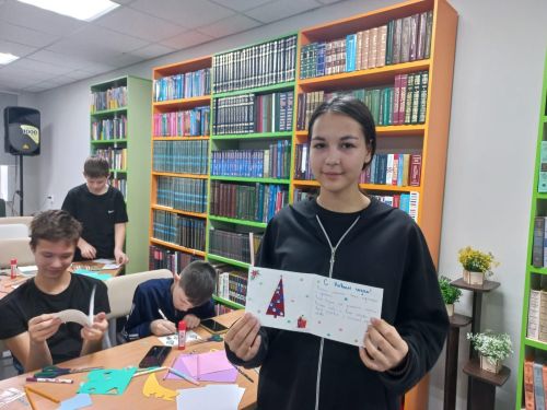 Школьники Нурлата подготовили новогодние открытки для участников СВО
