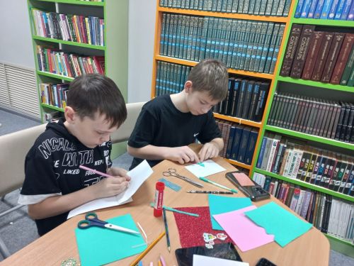 Школьники Нурлата подготовили новогодние открытки для участников СВО