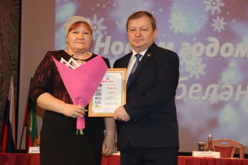 В Нурлате наградили победителей смотра-конкурса на лучшую новогоднюю иллюминацию «Новый Год-2024”