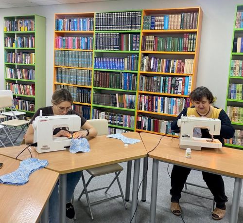 Сотрудники Нурлатской центральной библиотеки сшили постельное белье для бойцов на СВО