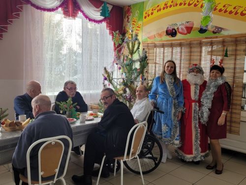 Проживающие в Нурлатском доме престарелых получили положительные эмоции и новогодние подарки