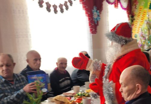 Проживающие в Нурлатском доме престарелых получили положительные эмоции и новогодние подарки