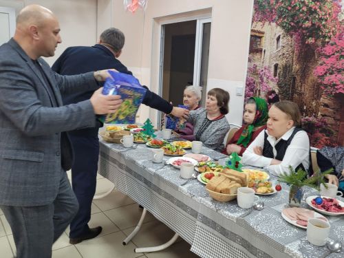 Проживающие в Нурлатском доме престарелых получили положительные эмоции и новогодние подарки