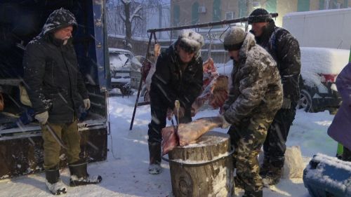 Первая зимняя ярмарка изобиловала мясом, вениками, валенками и елками