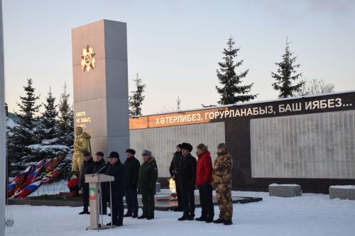 Накануне Дня Героев Отечества нурлатцы пришли к мемориальному комплексу «Вечный огонь»