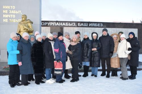 Накануне Дня Героев Отечества нурлатцы пришли к мемориальному комплексу «Вечный огонь»
