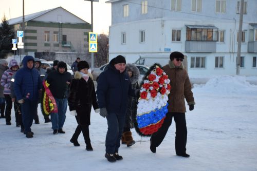Накануне Дня Героев Отечества нурлатцы пришли к мемориальному комплексу «Вечный огонь»