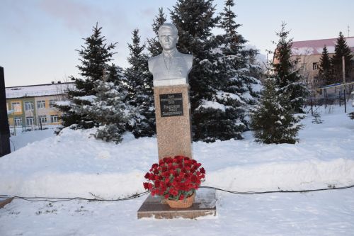 Накануне Дня Героев Отечества нурлатцы пришли к мемориальному комплексу «Вечный огонь»