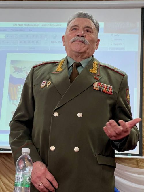 Генерал - майор запаса Анатолий Молоствов: «Выбирать профессию важно сердцем»