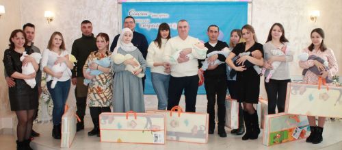 В Нурлате поздравили семьи с новорожденными