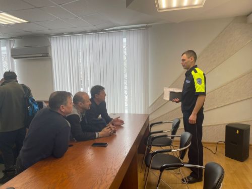 Сотрудники Госавтоинспекции проводят профилактические встречи с трудовыми коллективами