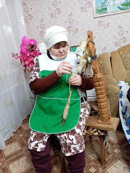 Подопечные Нурлатского Центра «Гармония» вяжут носки для участников СВО