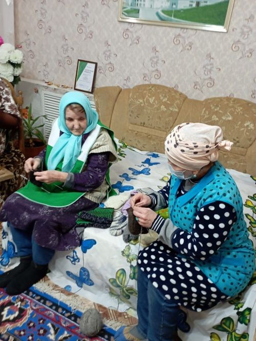 Подопечные Нурлатского Центра «Гармония» вяжут носки для участников СВО