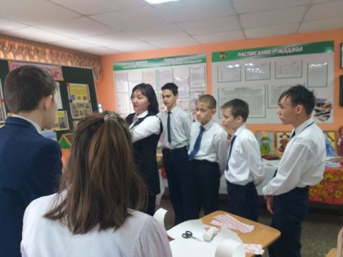 В Нурлатской школе-интернате организовали выставку чувашского народного ремесла и промысла