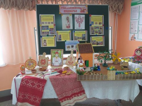 В Нурлатской школе-интернате организовали выставку чувашского народного ремесла и промысла
