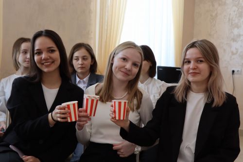Для старшеклассников Нурлатской гимназии урок семьеведения прошел в городском ЗАГСе