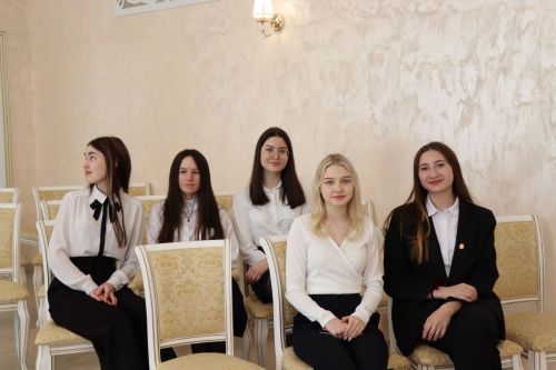 Для старшеклассников Нурлатской гимназии урок семьеведения прошел в городском ЗАГСе