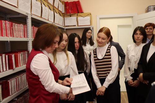 Для старшеклассников Нурлатской гимназии урок семьеведения прошел в городском ЗАГСе