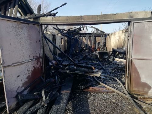 В Нурлате гараж сгорел по вине его владельца