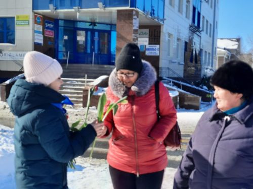 В Нурлате единороссы поздравили милых женщин с Международным женским днем