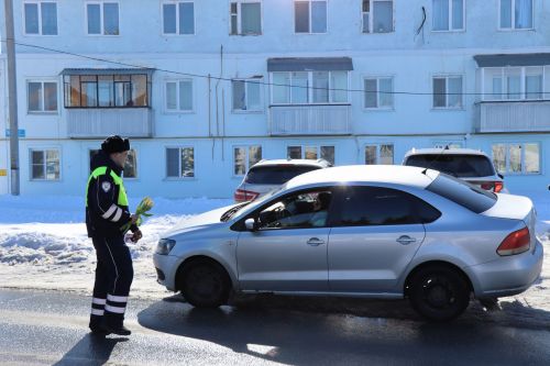 Накануне международного женского дня автоинспекторы района поздравили женщин-водителей с праздником