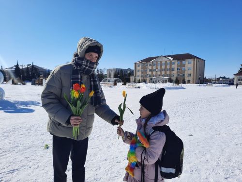 В Нурлате единороссы поздравили милых женщин с Международным женским днем