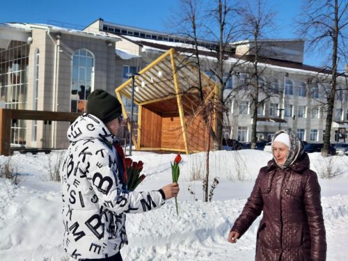 В Нурлате единороссы поздравили милых женщин с Международным женским днем
