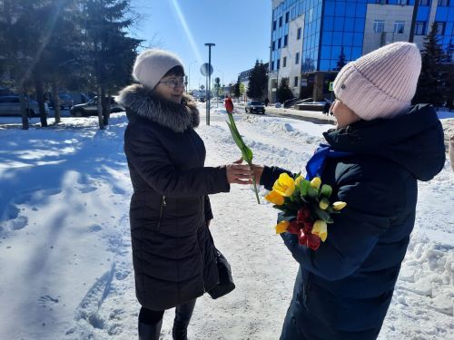 В Нурлате единороссы поздравили милых женщин с Международным женским днем