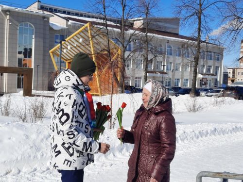 В Нурлате единороссы поздравили милых женщин с Международным женским днем