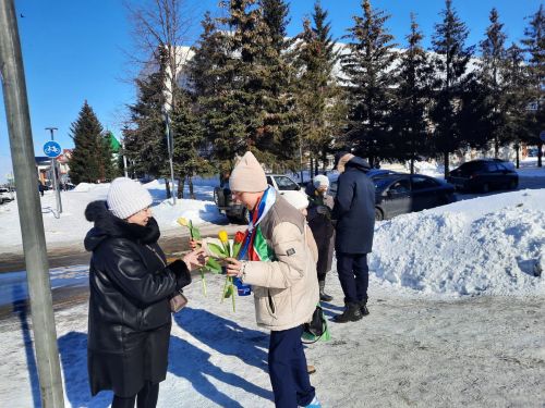 В Нурлате единороссы поздравили милых женщин с Международным женским днем