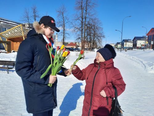 В Нурлате единороссы поздравили милых женщин с Международным женским днем