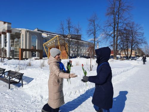 В Нурлате единороссы поздравили милых женщин с Международным женским днем