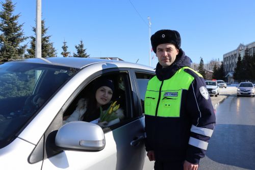 Накануне международного женского дня автоинспекторы района поздравили женщин-водителей с праздником