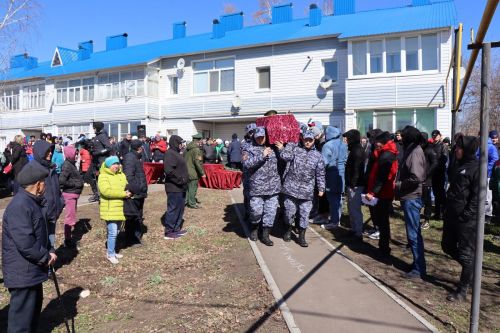 Нурлатцы с воинскими почестями проводили в последний путь Героя-земляка