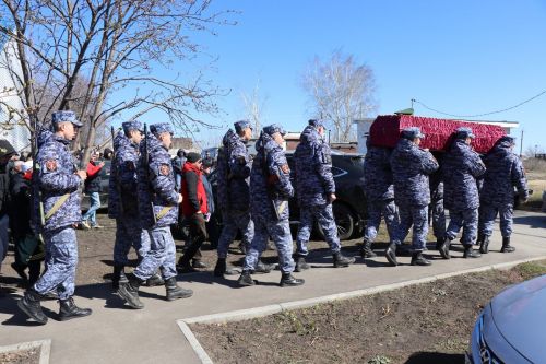 Нурлатцы с воинскими почестями проводили в последний путь Героя-земляка