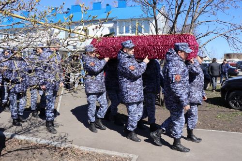 Нурлатцы с воинскими почестями проводили в последний путь Героя-земляка