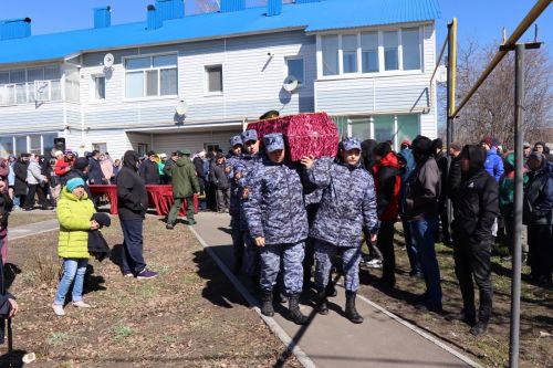 Нурлатцы с воинскими почестями проводили в последний путь Героя-земляка