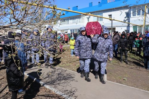 Нурлатцы с воинскими почестями проводили в последний путь Героя-земляка