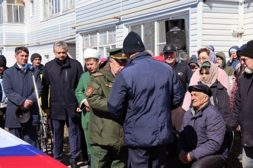 Нурлатцы с воинскими почестями проводили в последний путь Героя-земляка