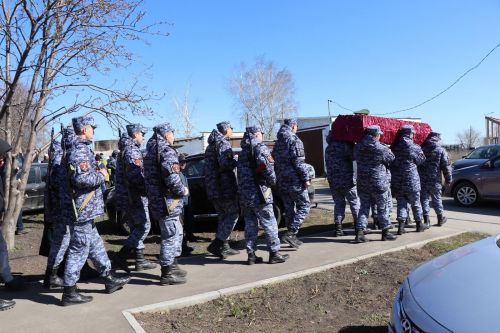 Нурлатцы с воинскими почестями проводили в последний путь Героя-земляка