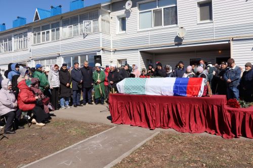 Нурлатцы с воинскими почестями проводили в последний путь Героя-земляка