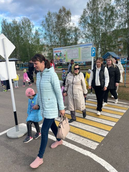 Нурлатским дошкольникам и их родителям напомнили о ПДД