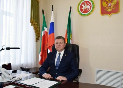 Алмаз Ахметшин поздравляет нурлатцев с праздником Весны и Труда