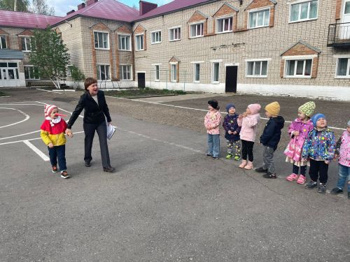 Нурлатским дошкольникам и их родителям напомнили о ПДД