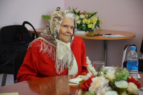 Алмаз Ахметшин подарил трём труженицам тыла подписку на районную газету